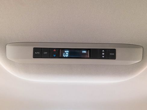 Certified 2025 Toyota Sienna LE FWD image 33