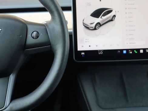 Used 2023 Tesla Model Y AWD image 30