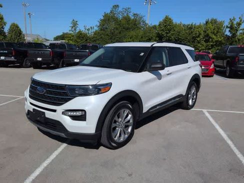 Used 2023 Ford Explorer XLT w/ Equipment Group 202A AWD/4WD image 4