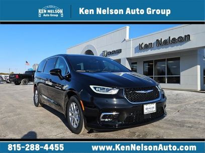 New 2026 Chrysler Pacifica Select