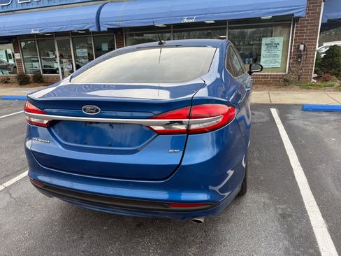 Used 2017 Ford Fusion SE w/ Fusion SE Technology Package image 28