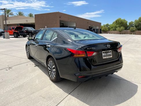 Used 2025 Nissan Altima 2.5 SV FWD image 10