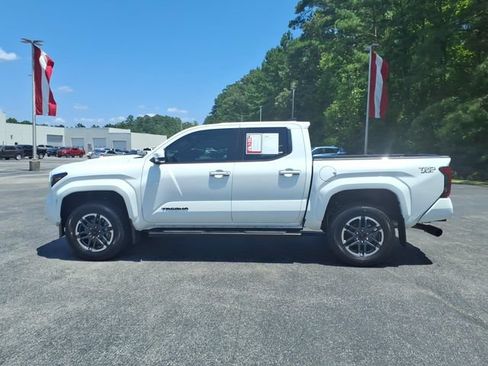 Used 2024 Toyota Tacoma TRD Sport AWD/4WD image 3