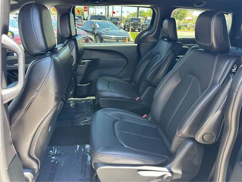 Used 2025 Chrysler Pacifica Select FWD image 10