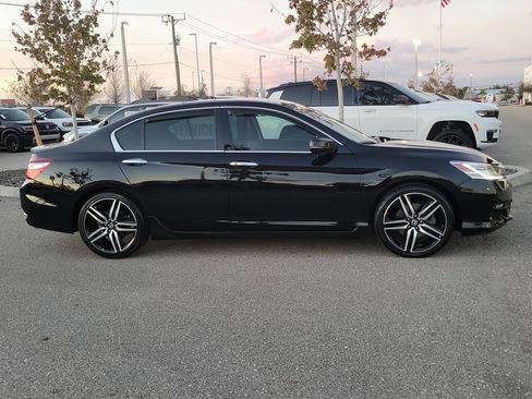 Used 2017 Honda Accord Touring image 2