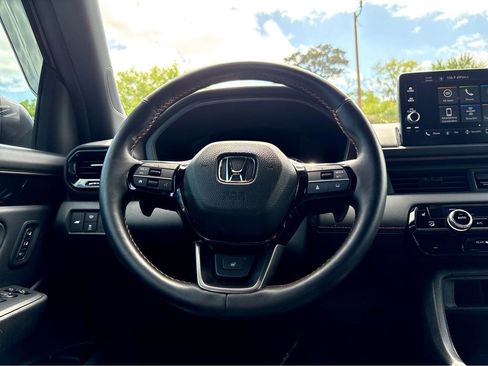 Used 2025 Honda Pilot TrailSport image 13