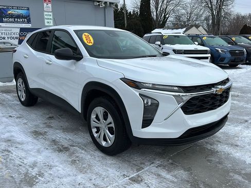 Used 2025 Chevrolet Trax LS image 3