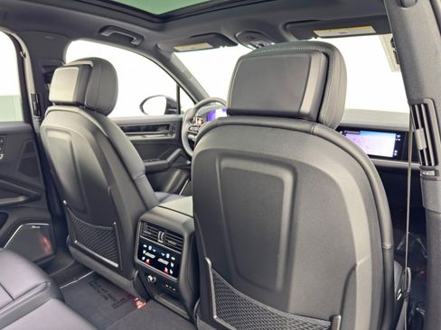 Used 2024 Porsche Cayenne w/ Technology Package image 38
