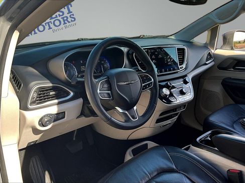 Used 2022 Chrysler Pacifica Touring-L FWD image 16
