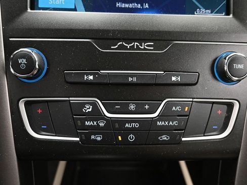 Used 2020 Ford Fusion SE FWD image 16