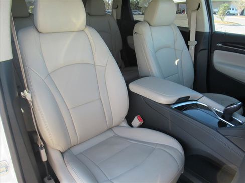 Used 2019 Buick Enclave Essence image 9