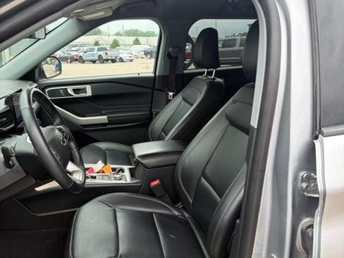 Used 2022 Ford Explorer XLT w/ Equipment Group 202A AWD/4WD image 7