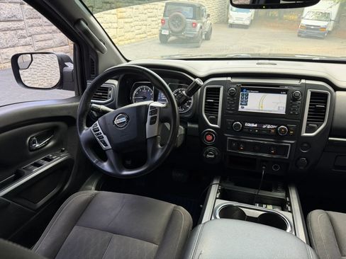 Used 2018 Nissan Titan SV w/ SV Convenience Package AWD/4WD image 14