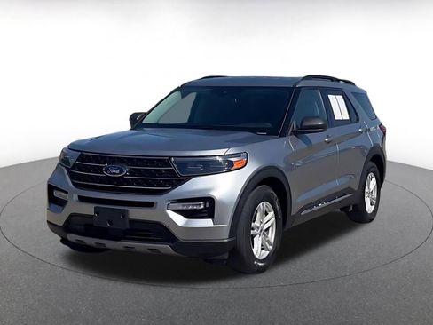 Used 2024 Ford Explorer XLT w/ Equipment Group 202A RWD image 7