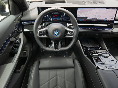 Used 2026 BMW 550e xDrive w/ Premium Package AWD/4WD image 20