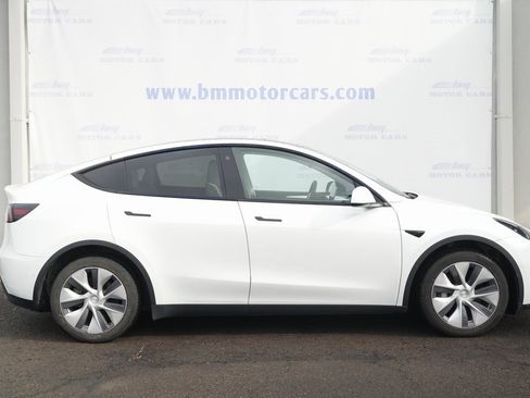 Used 2022 Tesla Model Y Long Range image 7