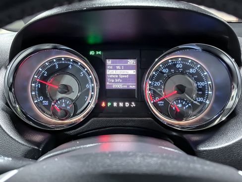 Used 2014 Chrysler Town & Country Touring image 34