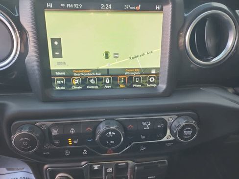 Used 2020 Jeep Wrangler Unlimited Sahara image 16
