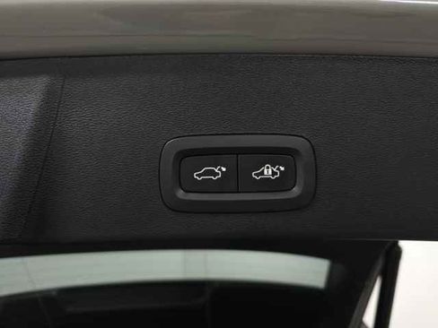 Certified 2025 Volvo XC40 B5 Core image 10