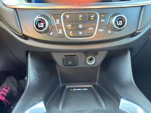 Used 2023 Chevrolet Traverse LT image 25