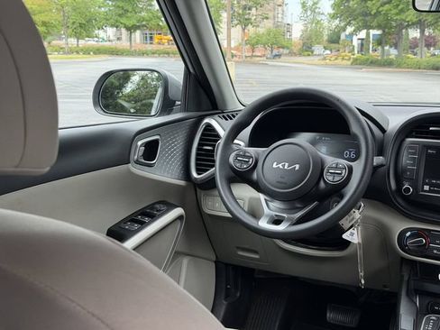 Used 2025 Kia Soul LX FWD image 33