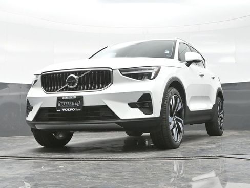 Used 2025 Volvo XC40 B5 Plus image 20