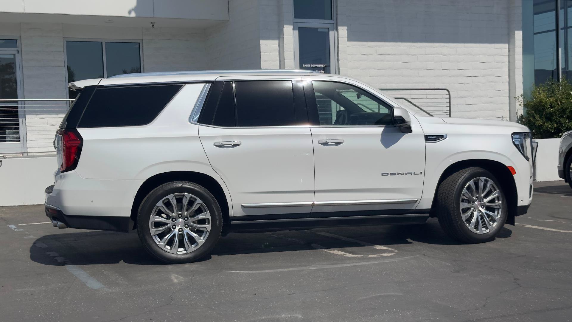 Used 2024 GMC Yukon Denali w/ Denali Reserve Package AWD/4WD image 3