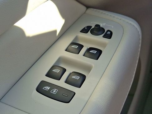 Certified 2023 Volvo XC60 B5 Plus w/ Climate Package image 23