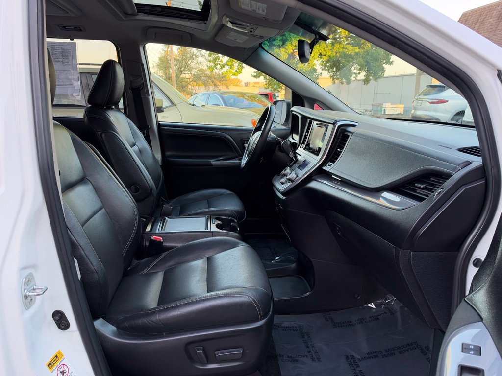 Used 2017 Toyota Sienna SE Premium w/ Outdoor Package FWD image 23