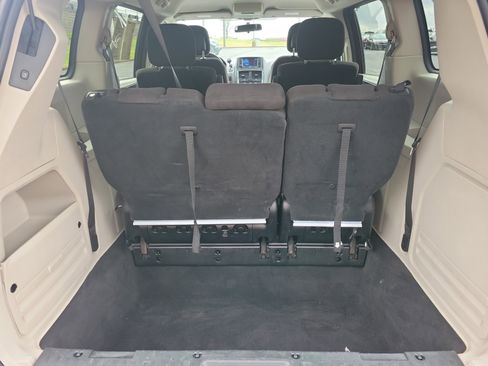 Used 2012 Dodge Grand Caravan SXT image 9