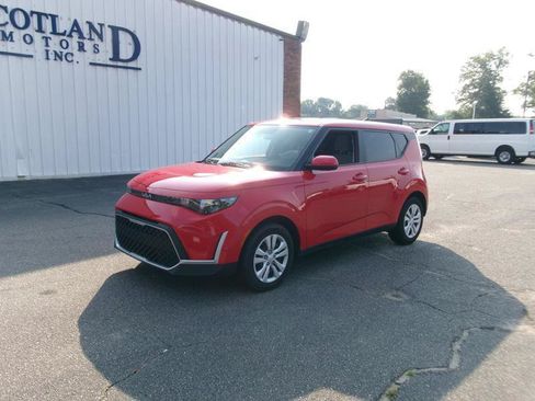 Used 2025 Kia Soul LX FWD image 2