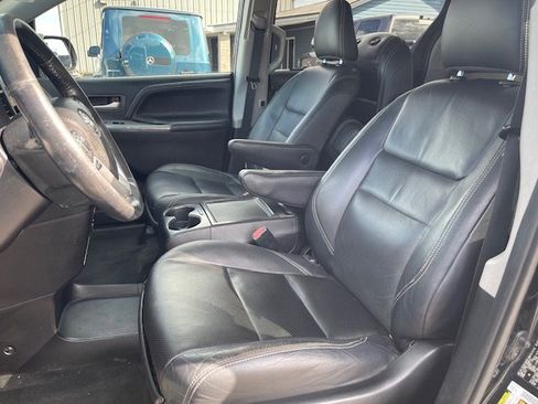 Used 2017 Toyota Sienna SE image 10