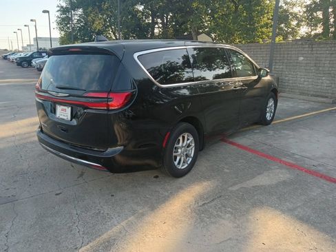 Used 2025 Chrysler Pacifica Select FWD image 7