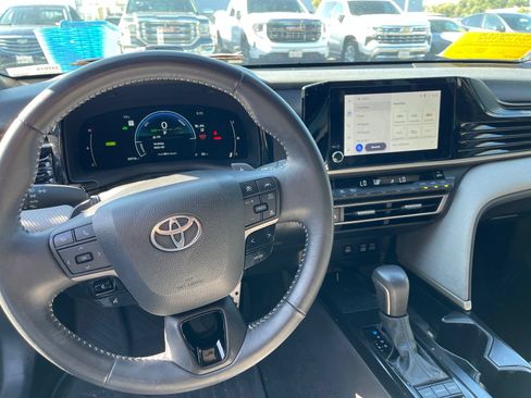 Used 2025 Toyota Camry SE FWD image 7