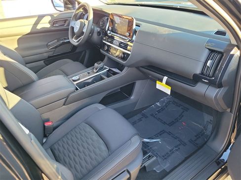 New 2025 Nissan Pathfinder SV image 10