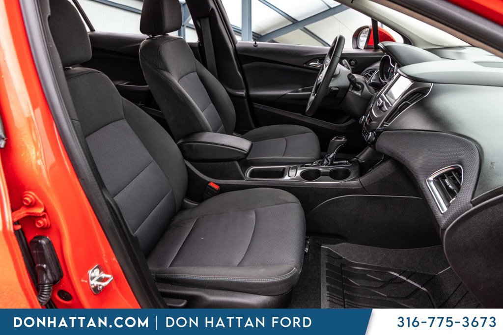 Used 2018 Chevrolet Cruze LT w/ Convenience Package FWD image 21