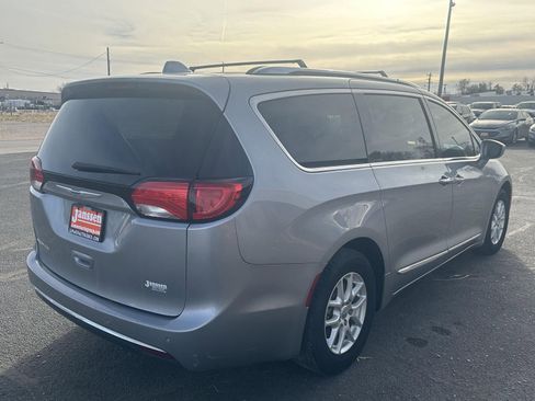 Used 2020 Chrysler Pacifica Touring-L image 4