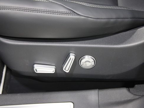 Used 2025 Lincoln Nautilus Premier AWD/4WD image 4