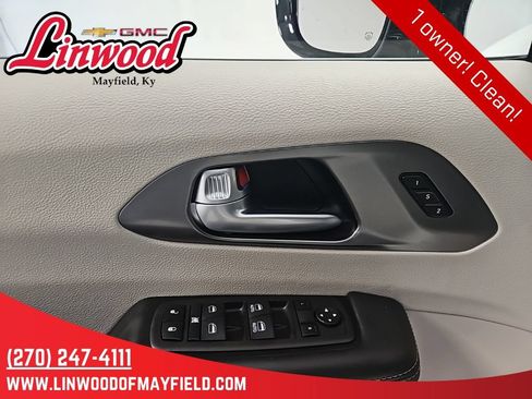 Used 2024 Chrysler Pacifica Touring-L FWD image 15