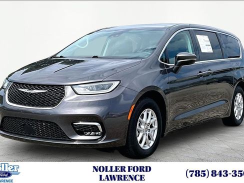 Used 2023 Chrysler Pacifica Touring-L FWD image 1