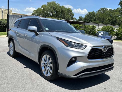 Used 2021 Toyota Highlander Limited FWD image 2