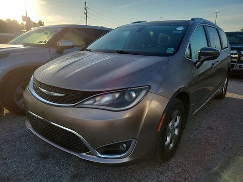 Used 2017 Chrysler Pacifica Touring-L Plus image 9