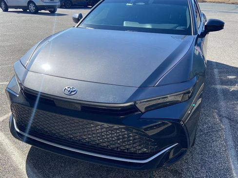 Used 2023 Toyota Crown XLE image 1