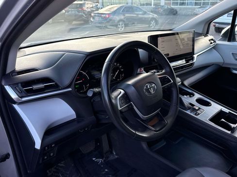 Used 2025 Toyota Sienna XLE FWD image 9