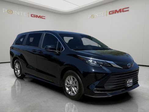 Used 2025 Toyota Sienna LE FWD image 1
