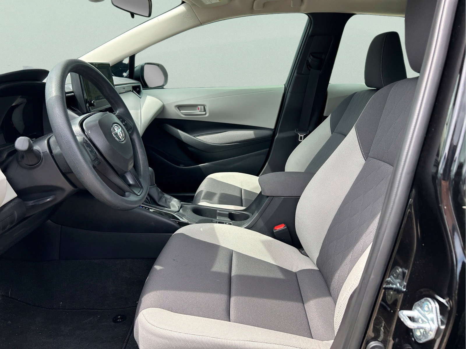 Used 2026 Toyota Corolla LE FWD image 9