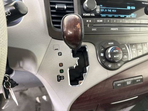 Used 2013 Toyota Sienna XLE image 17