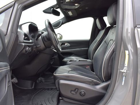 Used 2020 Chrysler Pacifica Limited w/ S Appearance Package FWD image 10
