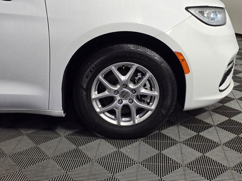 Used 2024 Chrysler Pacifica Touring-L image 9