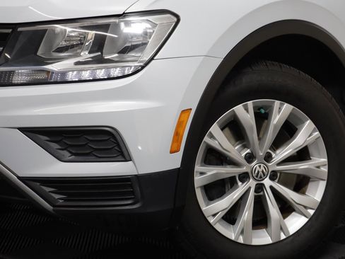 Used 2018 Volkswagen Tiguan SE w/ Panoramic Sunroof Package image 3